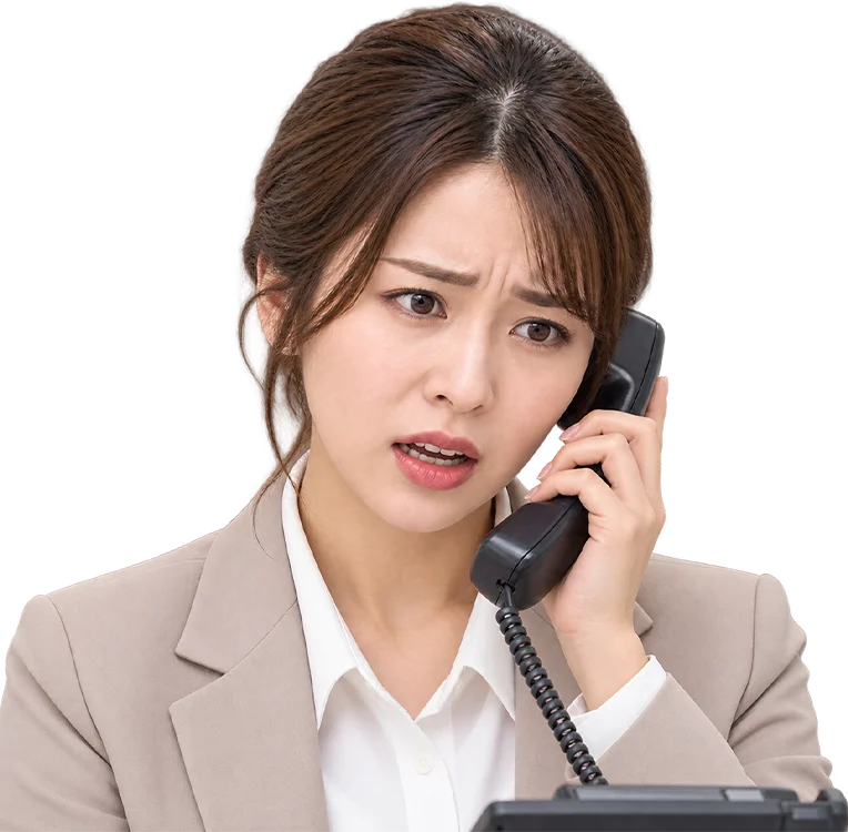 客服人員拿著市內電話，神情困擾
